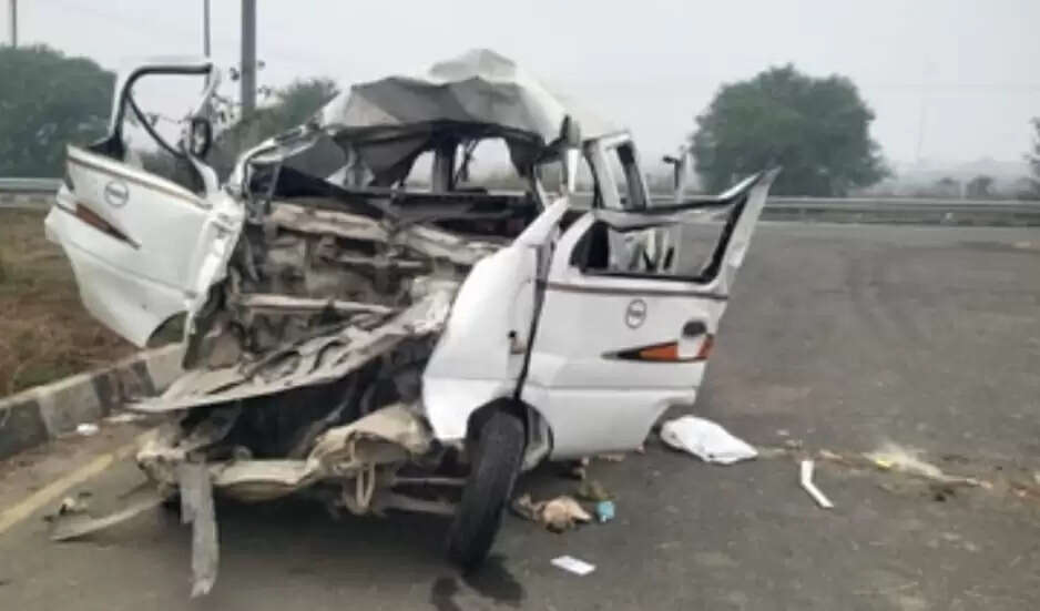 पूर्वांचल एक्सप्रेस वे पर कोहरे के चलते तीन वाहन टकराए, दो की मौत, 5 घायल
