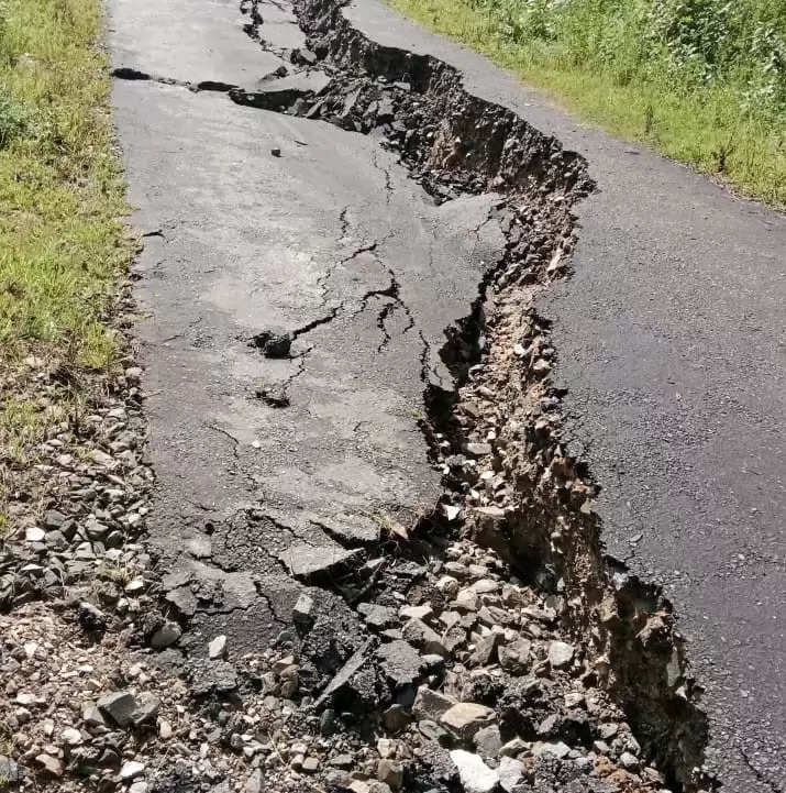 सरकोट-देवसारी मार्ग पर आई लंबी दरारें, दो दिन से आवाजाही बंद