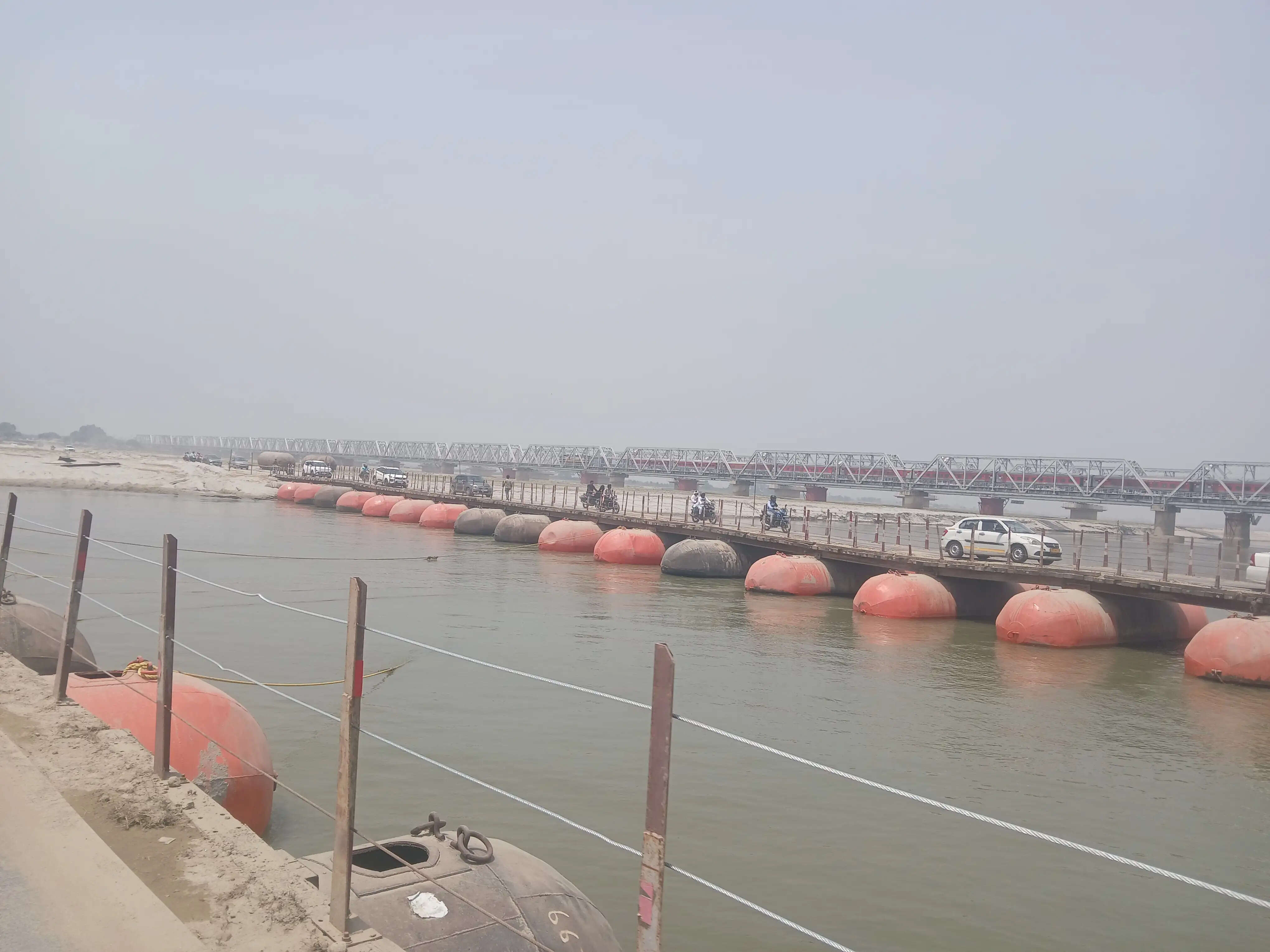 घाघरा घाट पुल को प्रशासन ने किया पूरी तरह बंद, बनने का कार्य तेजी से शुरू, पीपा पुल से आवागमन जारी