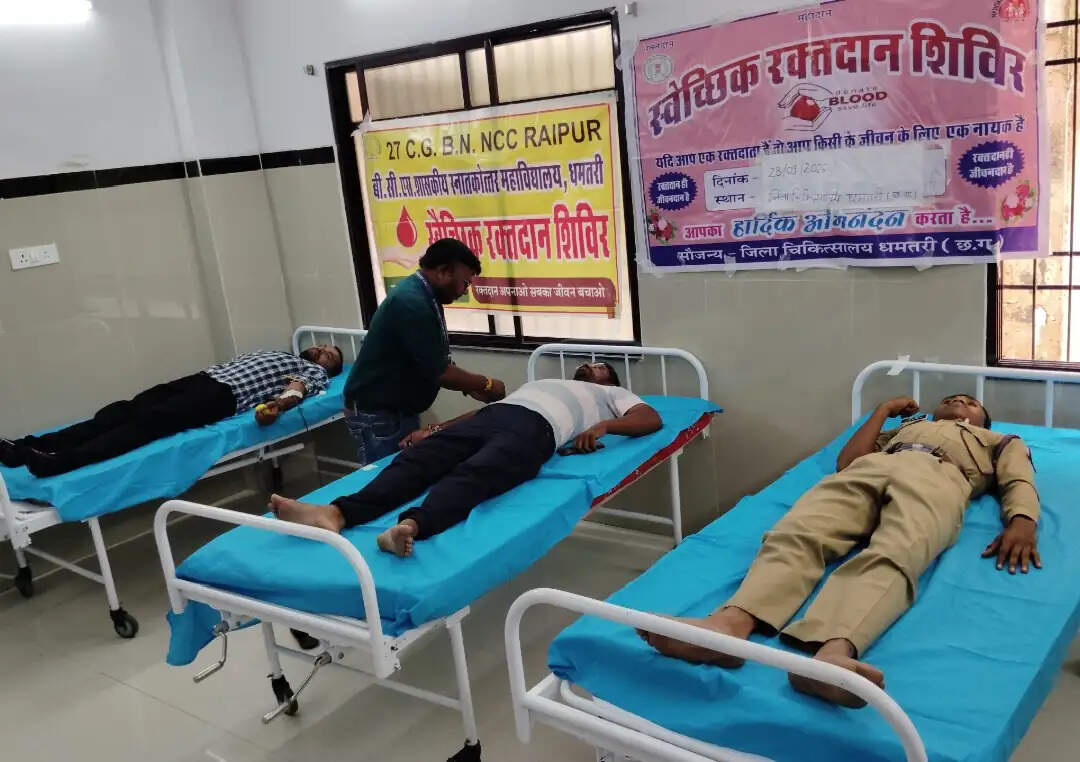 रक्तदान के लिए आगे आए युवा, जिला अस्पताल में 36 ने किया दान