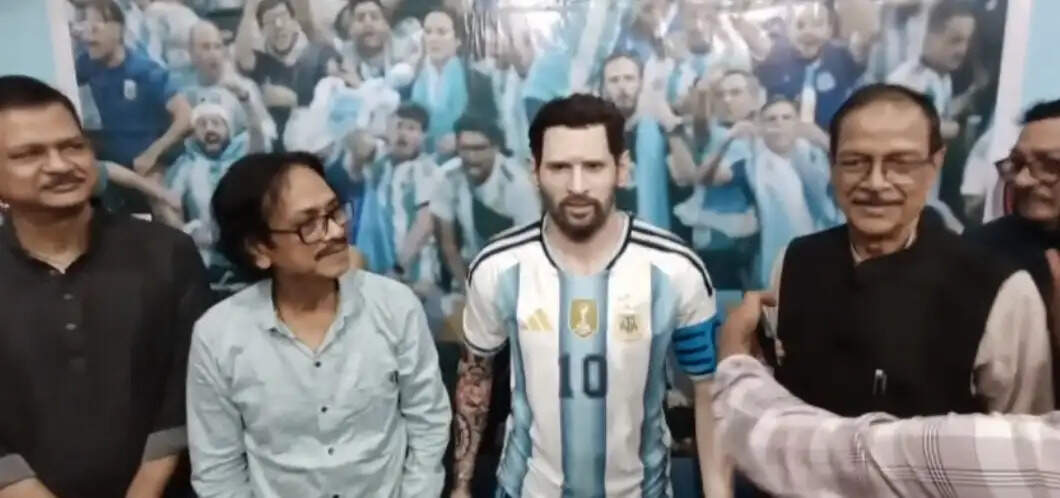 आसनसोल में लियोनेल मेसी की प्रतिमा का अनावरण