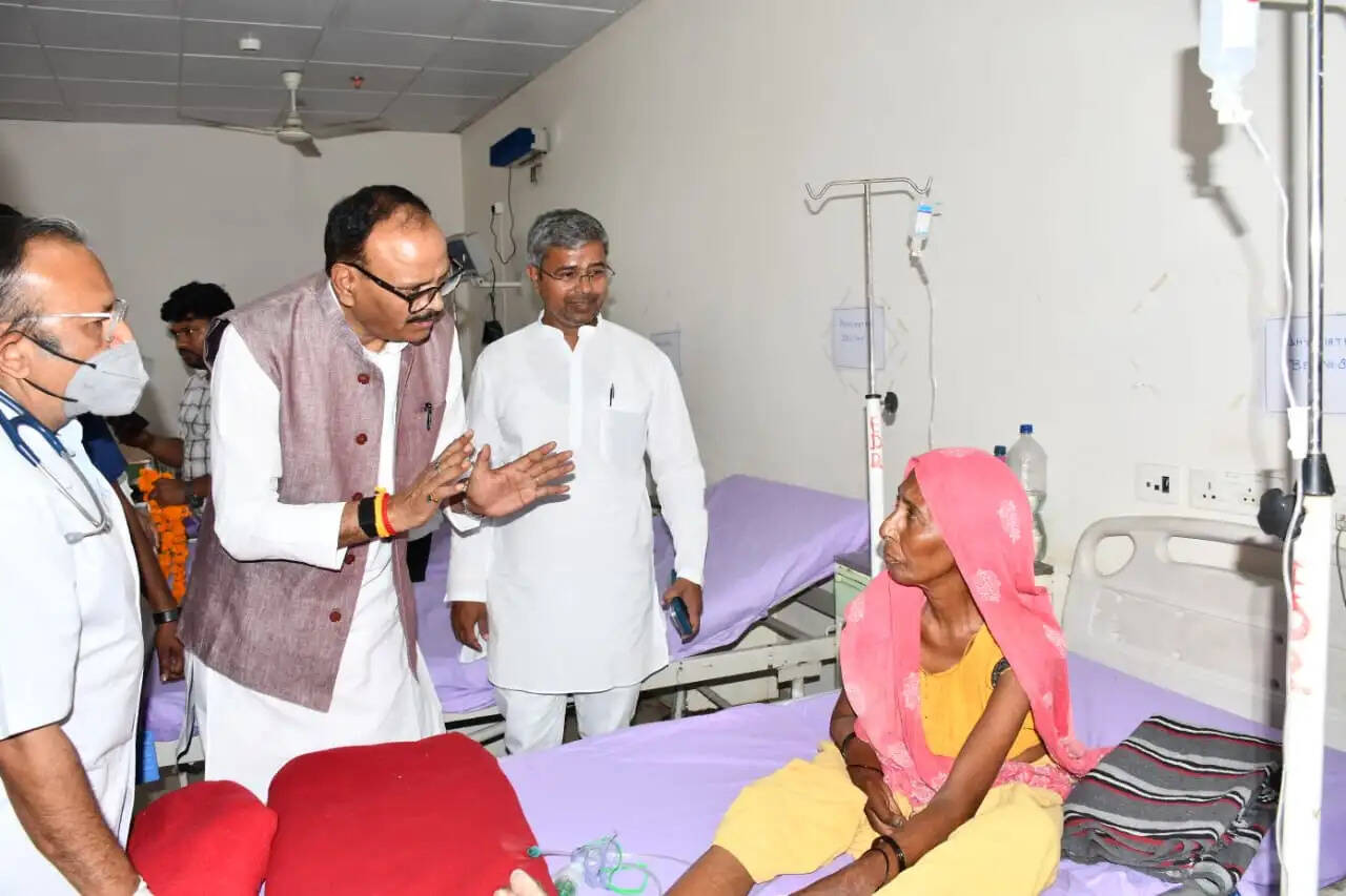 उप मुख्यमंत्री पाठक ने फिरोजाबाद में चिकित्या महाविद्यालय का किया दौरा, कहा— बाहर की दवा न लिखें डॅाक्टर