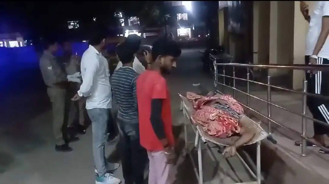 तेज रफ्तार अनियंत्रित ट्रक की टक्कर से युवक की दर्दनाक मौत