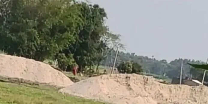 अवैध उजला बालू खनन बना जानलेवा, दो बच्चों की मौत के बाद प्रशासन की कार्रवाई