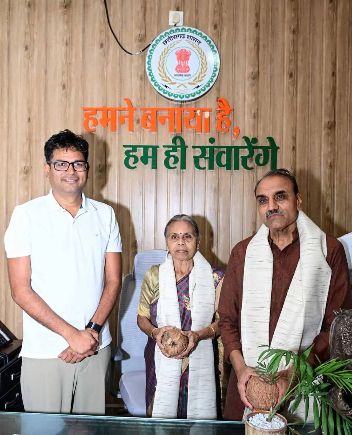 रायपुर : पद्मश्री डॉ. गोडबोले दंपति का वित्त मंत्री ओपी चौधरी ने किया आत्मीय अभिनंदन