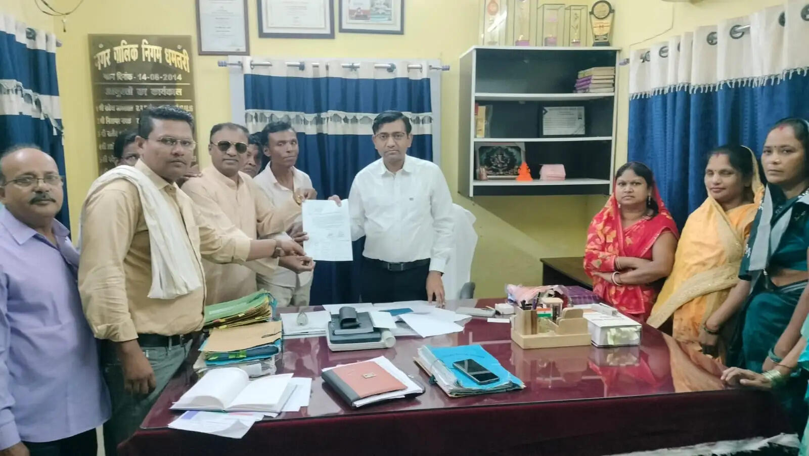 स्कूली बच्चों की सुरक्षा के लिए रोड क्रॉसिंग की मांग, महापौर और आयुक्त को सौंपा ज्ञापन