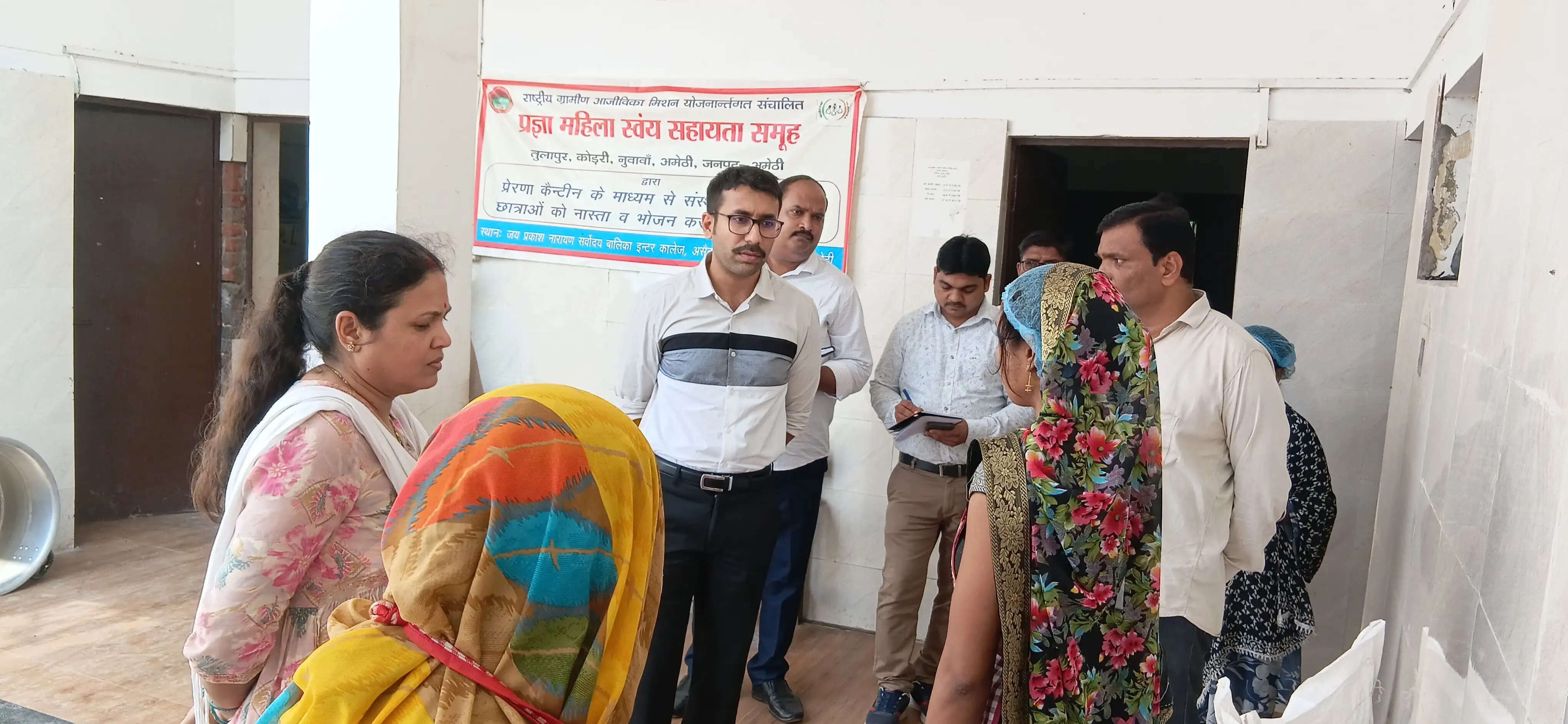 औचक निरीक्षण के दौरान छात्राओं संग बैठकर डीएम ने किया भोजन