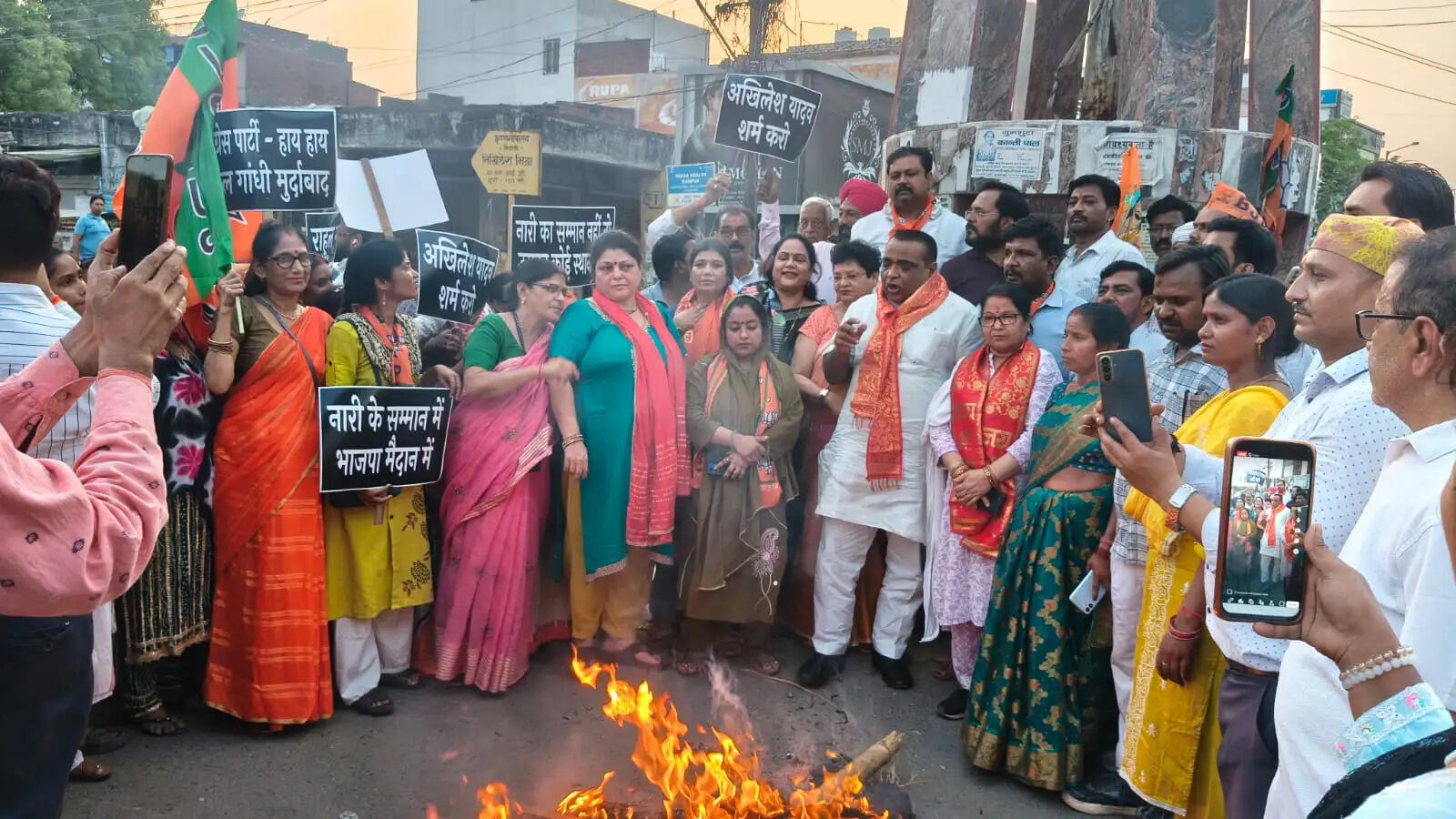 भाजपा महिला मोर्चा का विरोध प्रदर्शन, राहुल गांधी और अखिलेश यादव का पुतला फूंका