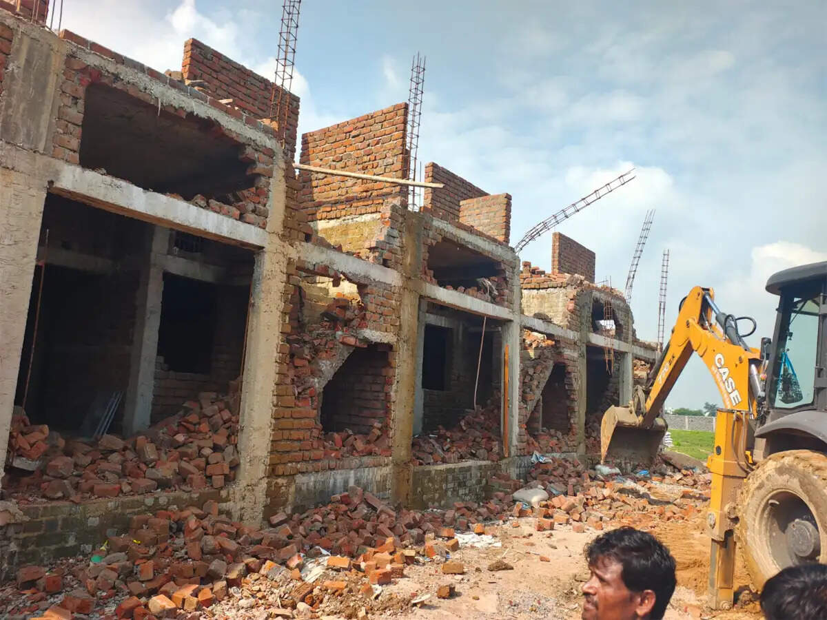 रावतपुरा कॉलोनी फेस-2 में नगर निगम की बड़ी कार्रवाई, ले-आउट के बाहर बने 40 अवैध निर्माण पर&nbsp;चला&nbsp;बुलडाेजर