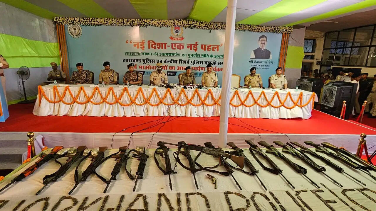 झारखंड में 27 माओवादियों ने किया आत्मसमर्पण