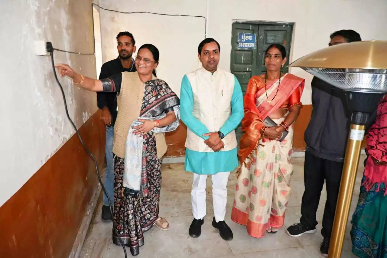 कोरबा महापौर ने इलेक्ट्रिक ताप हीटर का किया वितरण, ठिठुरन भरी ठंड से लोगों को मिलेगी राहत