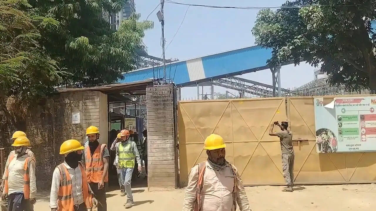 अल्ट्राटेक सीमेंट फैक्ट्री के गेट पर अपराधियों ने की फायरिंग