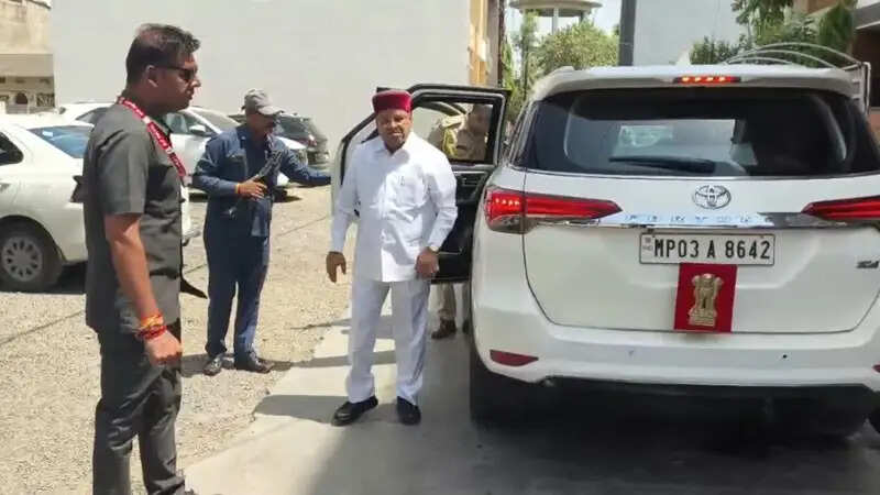 कर्नाटक के सियासी फेरबदल के बीच मध्य प्रदेश के नागदा पहुंचे राज्यपाल गहलोत