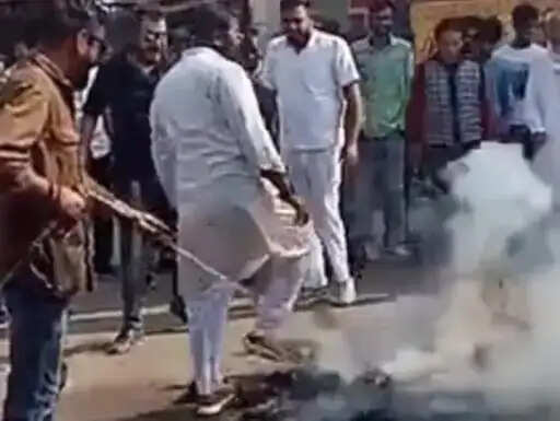 अनूपपुर: कांग्रेस ने प्रधानमंत्री, मुख्यमंत्री और उपमुख्यमंत्री के जलाए पुतले