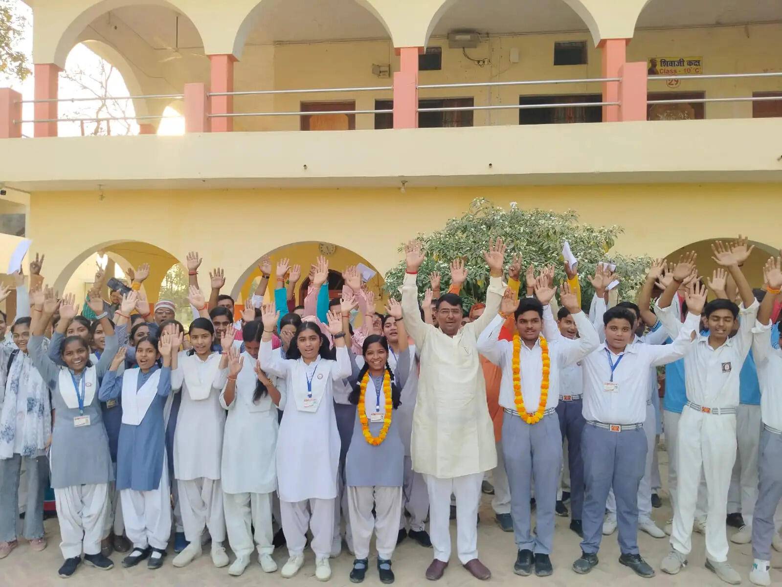 सुलतानपुर जिले की टॉप टेन सूची में हाईस्कूल के 30 व इंटर के 18 छात्राें ने लहराया परचम