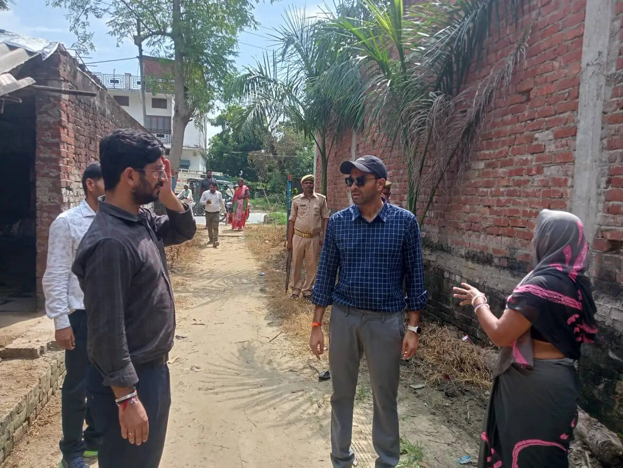 देवरिया : फर्जीवाड़े से जमीन का बैनामा कराने की शिकायत पर डीएम ने किया मौके का निरीक्षण