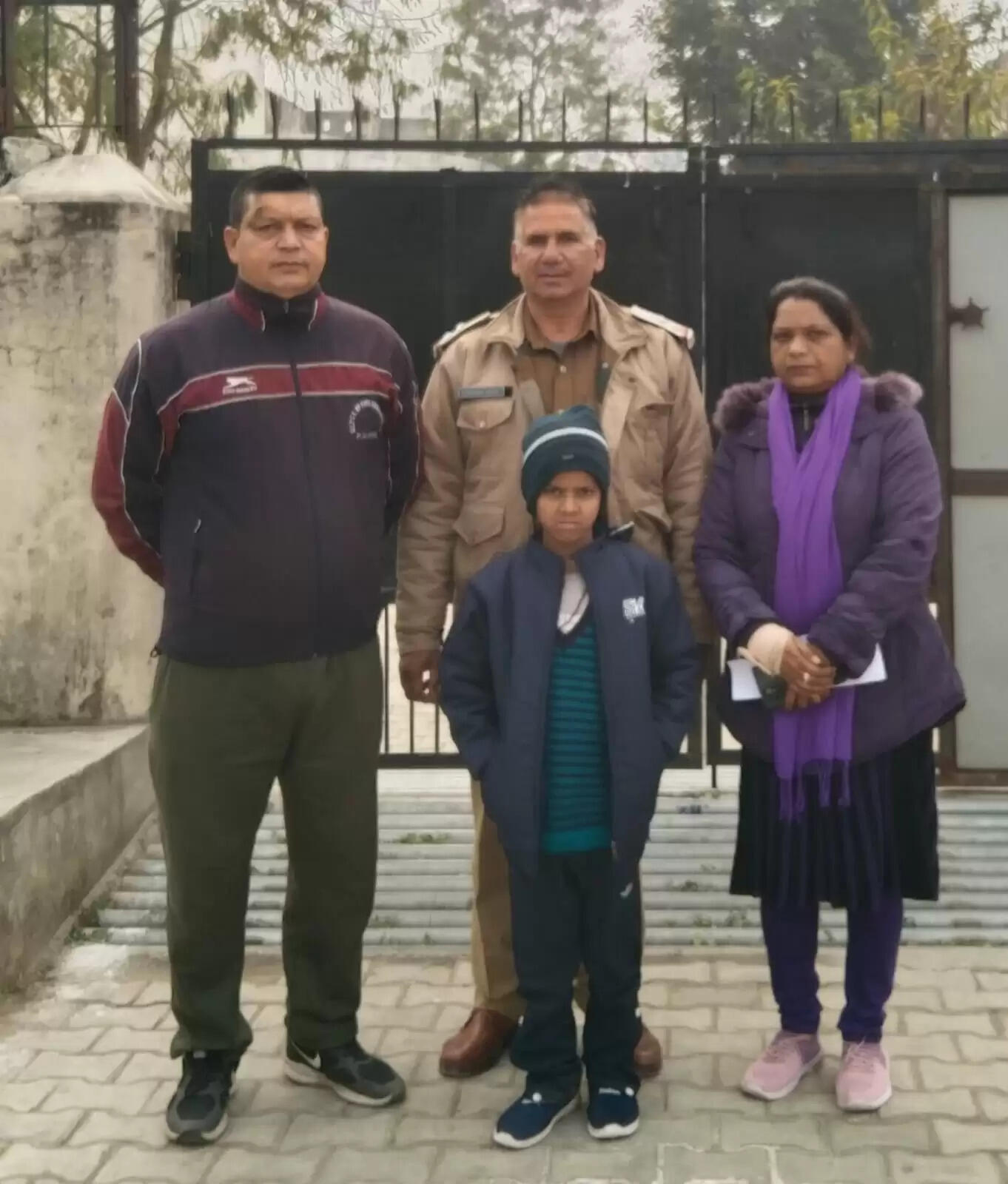 घुमाने मासूम को हरिद्वार छोड़ गया सोतेला बाप, पुलिस ने किया रेस्क्यू