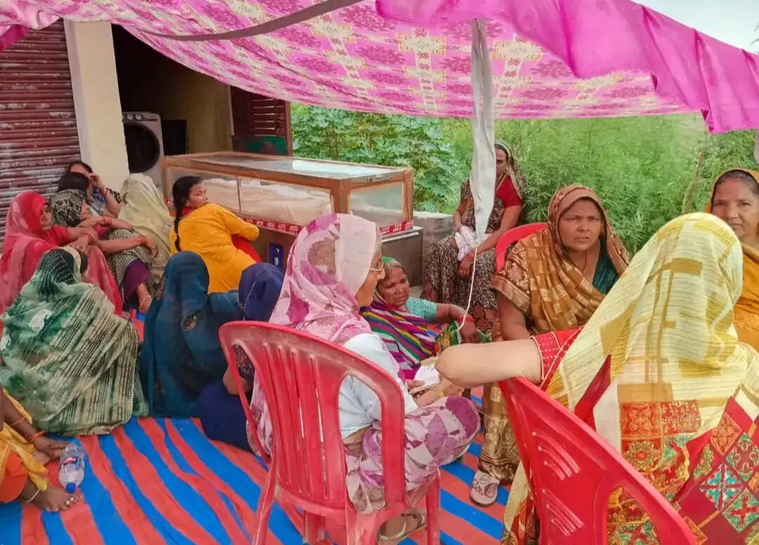 फौजी की बेटी ने आग लगा दी जान, परिजनों ने घर के बाहर शव रखकर आरोपितों पर कार्रवाई की मांग की