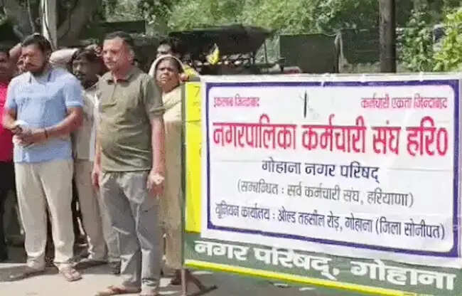 सोनीपत में हड़ताल से सफाई कार्य ठप, चुनाव बहिष्कार चेतावनी