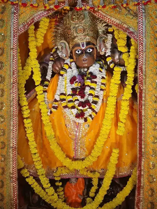 काले हनुमान मंदिर में हनुमत जन्मोत्सव की धूम: मध्यरात्रि हुआ हनुमान जी का पंचामृत अभिषेक