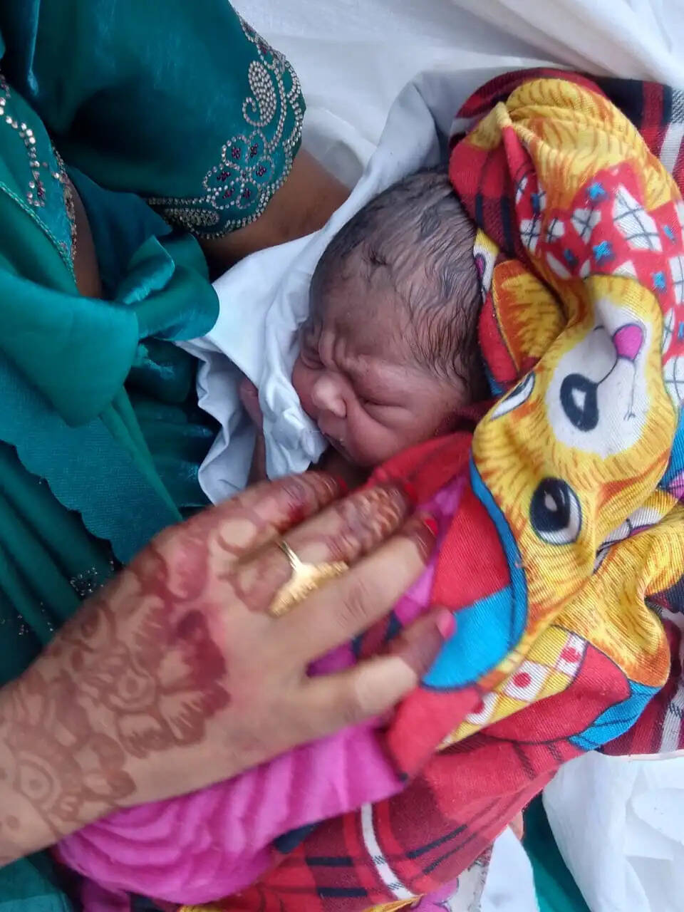 चलती ट्रेन में गूंजी किलकारी, महिला यात्री ने दिया शिशु को जन्म
