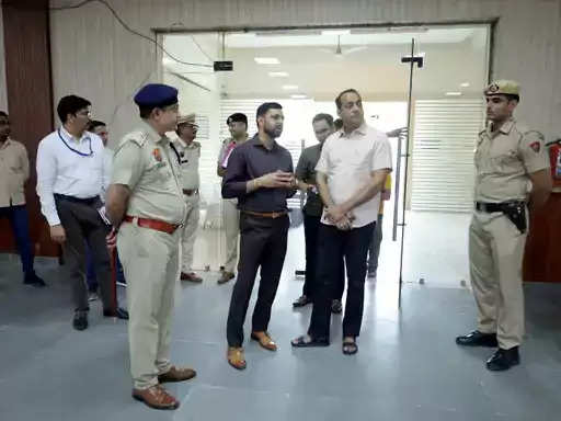 फरीदाबाद में पुलिस ऑब्जर्वर ने किया मतदान केन्द्रों का निरीक्षण