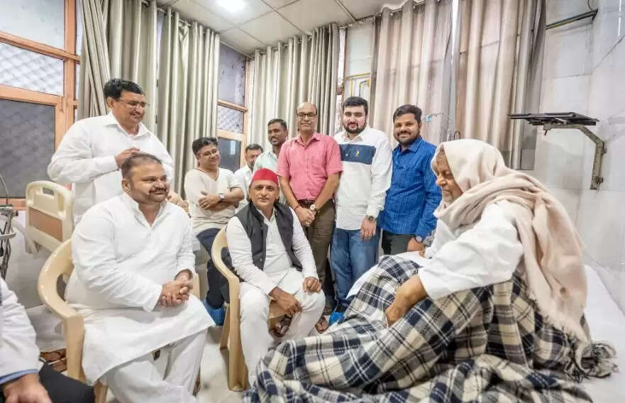 राजेन्द्र चौधरी को देखने सिविल अस्पताल पहुँचे अखिलेश यादव