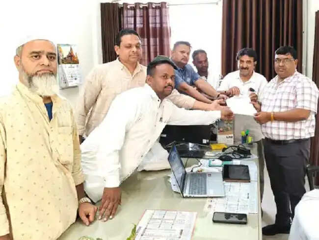 खरगोनः गाय को राष्ट्रीय पशु बनाने की मांग को लेकर मुस्लिम विकास परिषद ने राष्ट्रपति के नाम ज्ञापन सौंपा