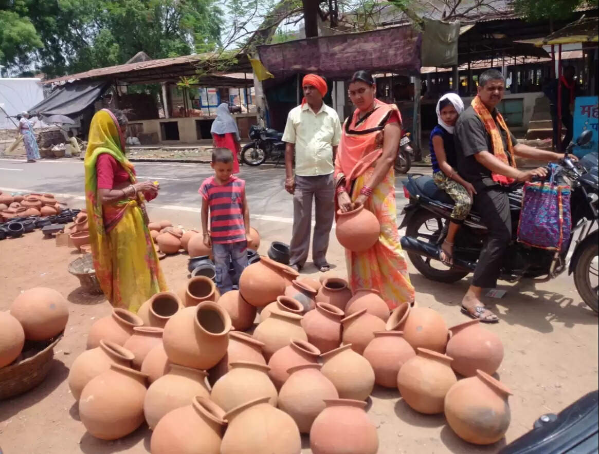 धमतरी : गर्मी बढ़ते ही मटकों की मांग बढ़ी