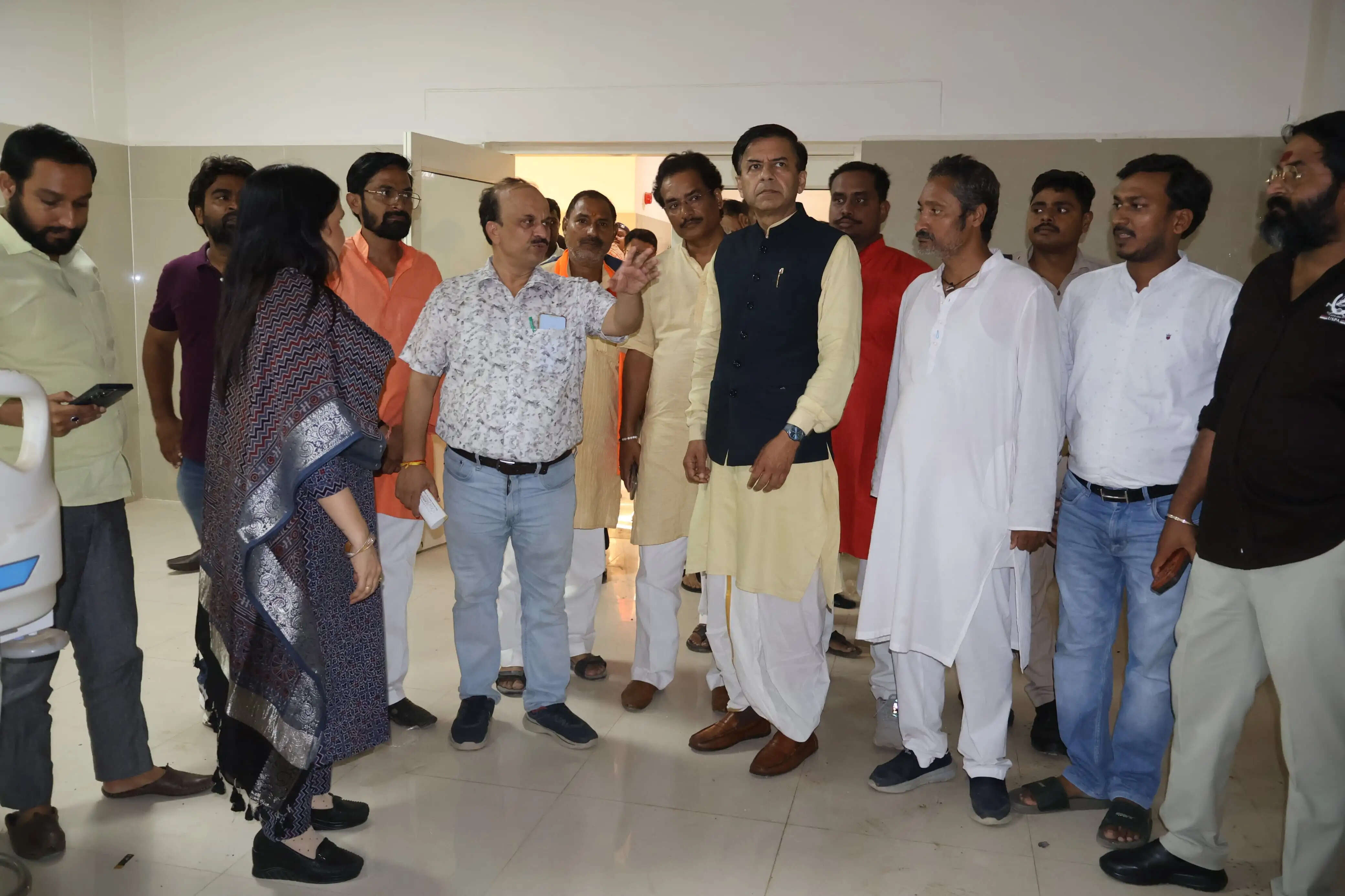 सांसद शशांक मणि ने किया ट्रामा सेंटर का निरीक्षण