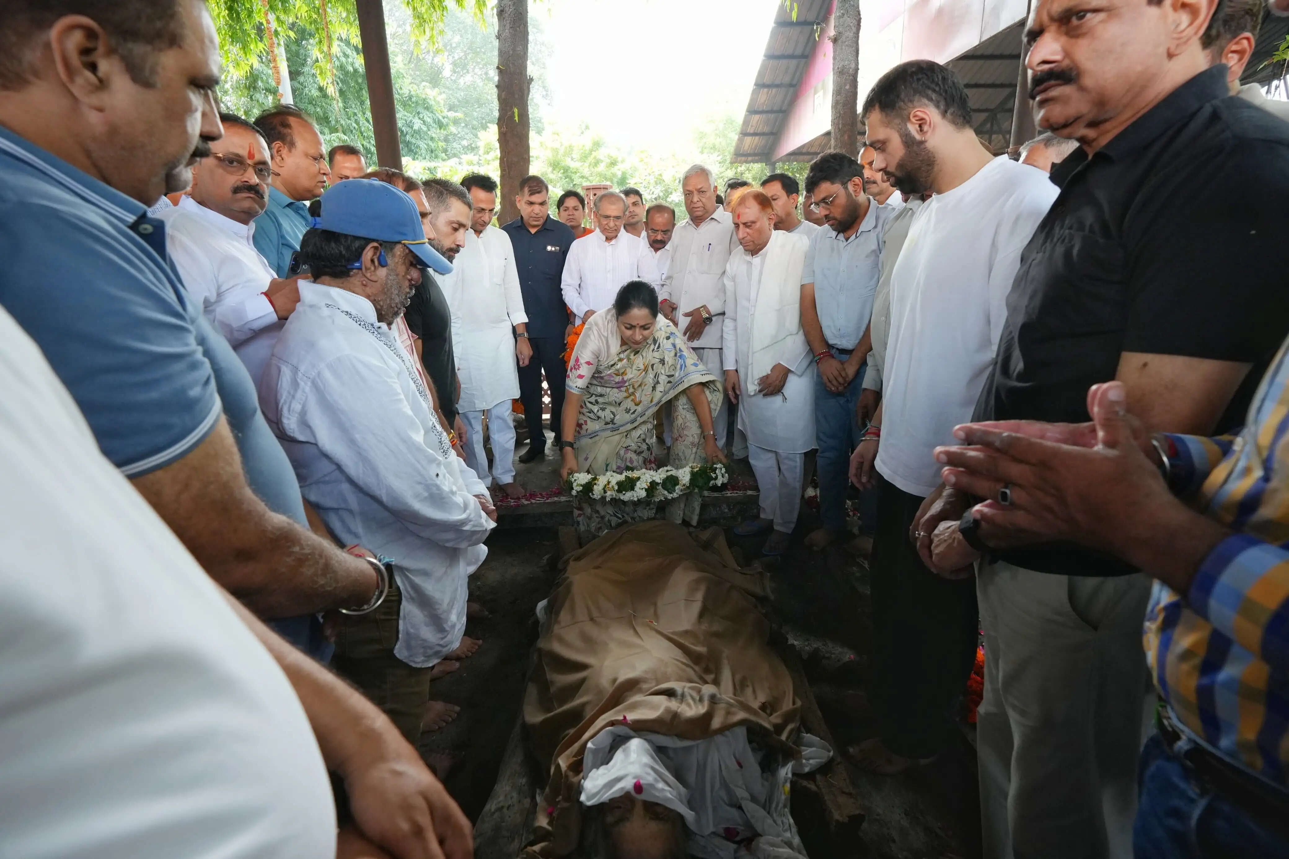 दिल्ली के महापौर प्रवेश वाही को मातृ शोक, मुख्यमंत्री, मंत्री एवं प्रदेश पदाधिकारी अंत्येष्टि में शामिल