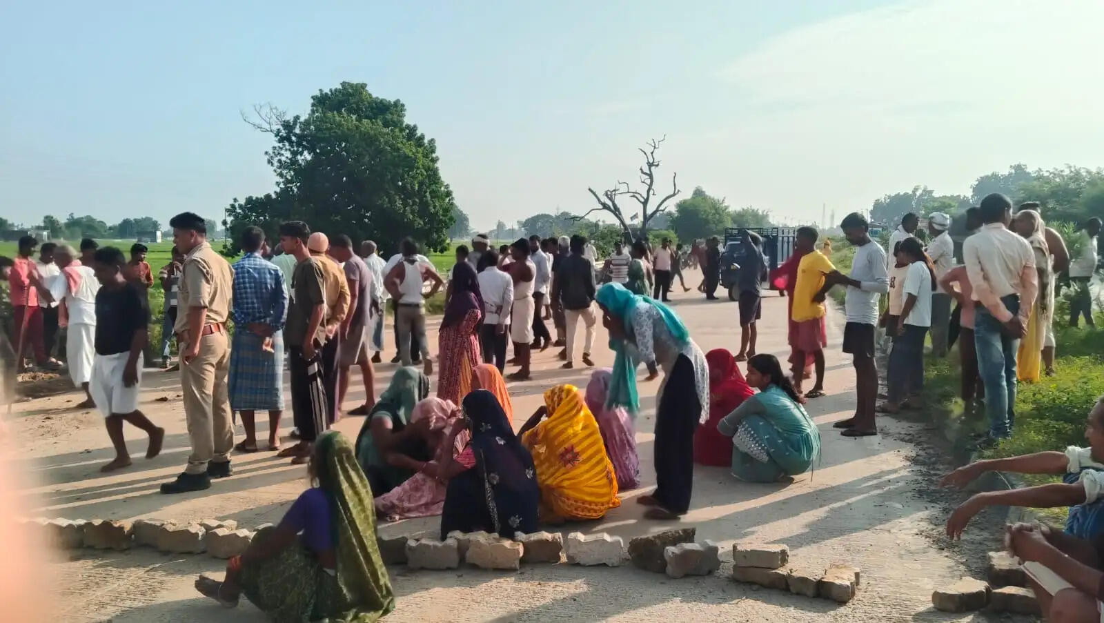 बेकाबू ट्रक ने छात्र समेत दो को कुचला, मौत