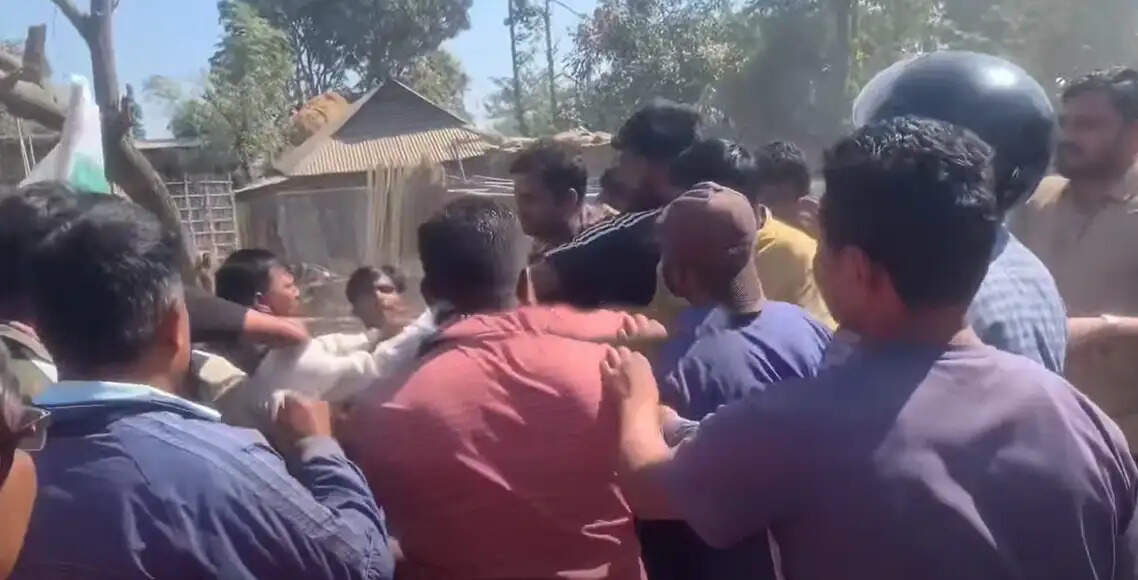 नेपाल में दो दलों के कार्यकर्ताओं के बीच झड़प, पुलिस ने किया लाठीचार्ज