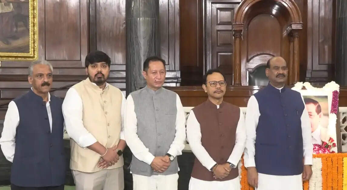 लोकसभा अध्यक्ष और राज्यसभा के उपसभापति ने पी.ए. संगमा को उनकी जयंती पर पुष्पांजलि अर्पित की