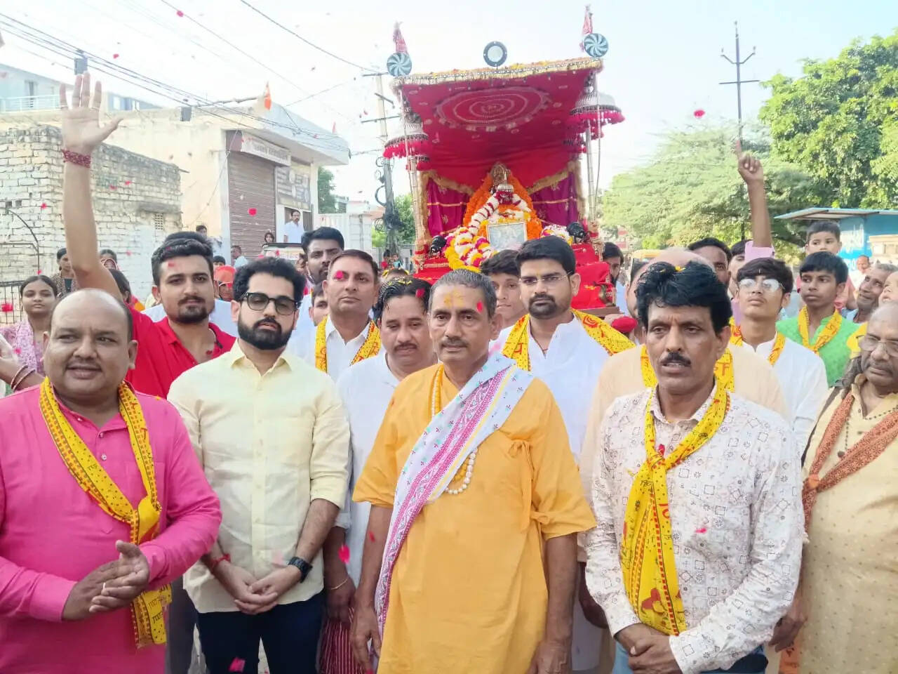 छोटी काशी में गूंजे शंख-घंटे: पालकी में निकले ठाकुर जी को कराया सरोवर में जल विहार
