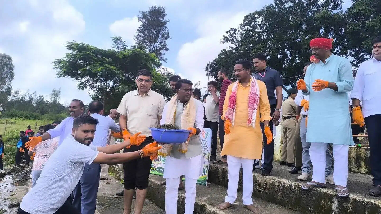 अनूपपुर: अमरकंटक में सामूहिक श्रमदान में प्रभारी मंत्री ने किया श्रमदान, लगाया पौधा, 376 पौधों का किया गया रोपड़