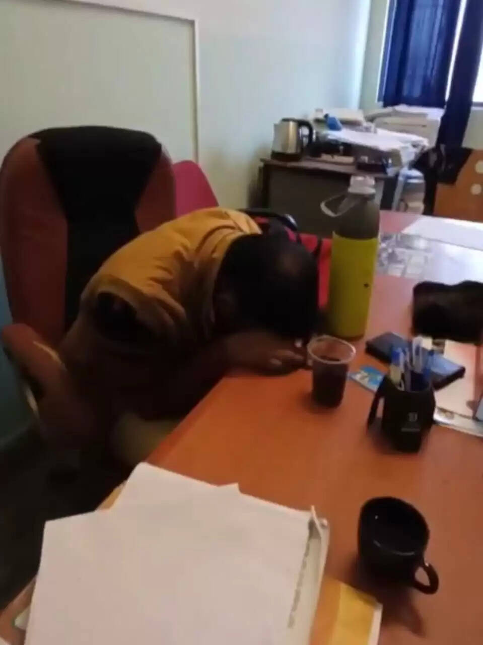 विश्वविद्यालय परिसर में शिक्षक का शराब पीने का वीडियो वायरल, सेवा समाप्त