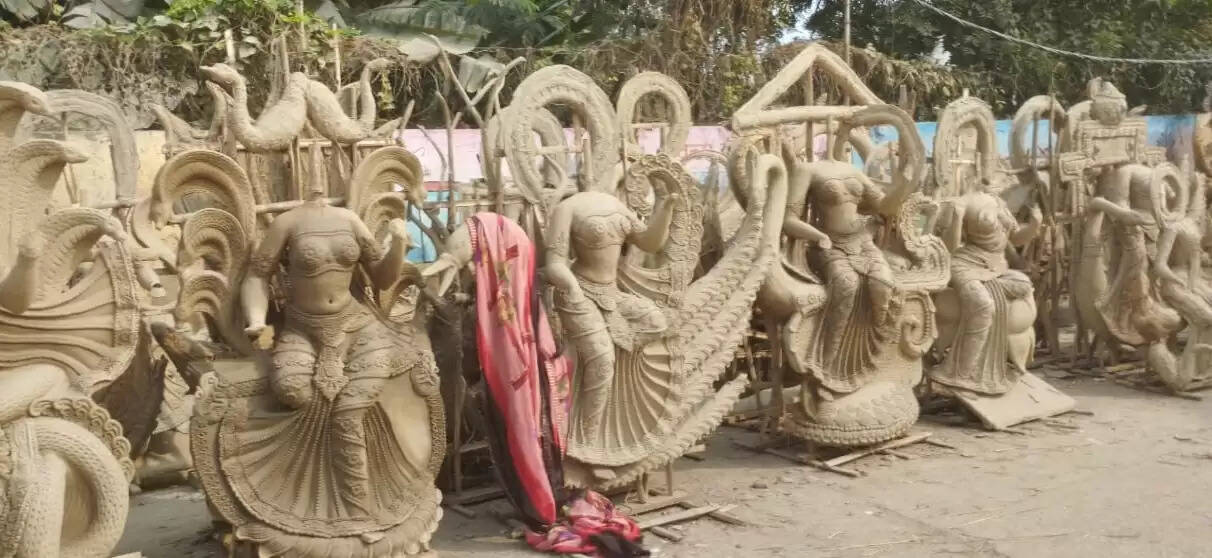 सरस्वती प्रतिमा बनाने में जुटे कुंभकार परिवार, मध्यम आकार का है अधिक डिमांड