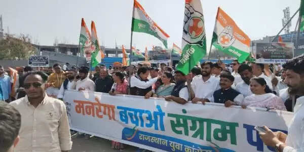 यूथ कांग्रेस के प्रदेशाध्यक्ष ने ज्ञापन फाडक़र एसडीएम के मुंह पर फेंका