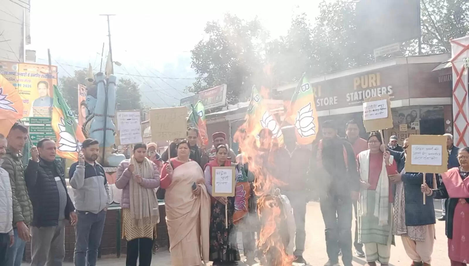 उत्तरकाशी भाजपाईयों ने किया कांग्रेस का पुतला दहन