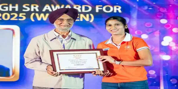 नवनीत कौर ने प्लेयर ऑफ द ईयर अवॉर्ड मिलने पर जताई खुशी, टीम को किया समर्पित