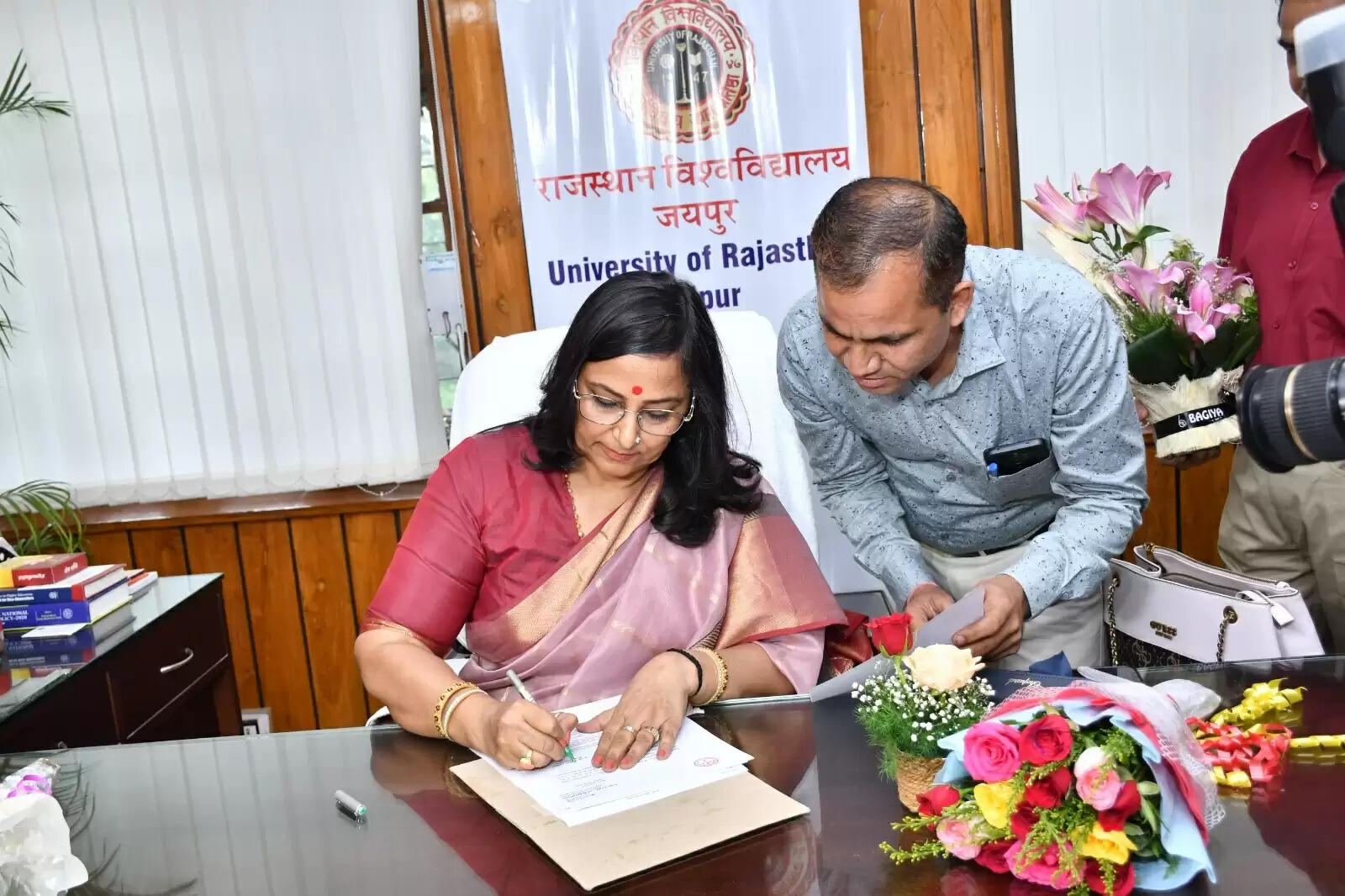 राजस्थान विश्वविद्यालय में कुलपति पद पर प्रोफेसर अल्पना कटेजा ने संभाला कार्यभार