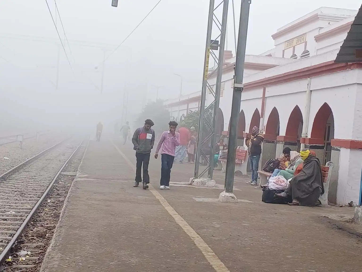 कड़ाके की ठंड के बीच पड़ी फुहारें, जन जीवन हुआ बदहाल