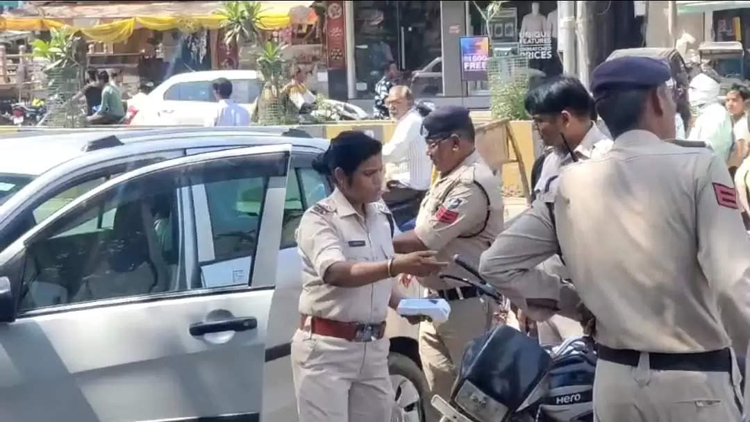 मुरैना: चुनाव के चलते पुलिस हुई सख्त, जगह-जगह वाहनों की चेकिंग