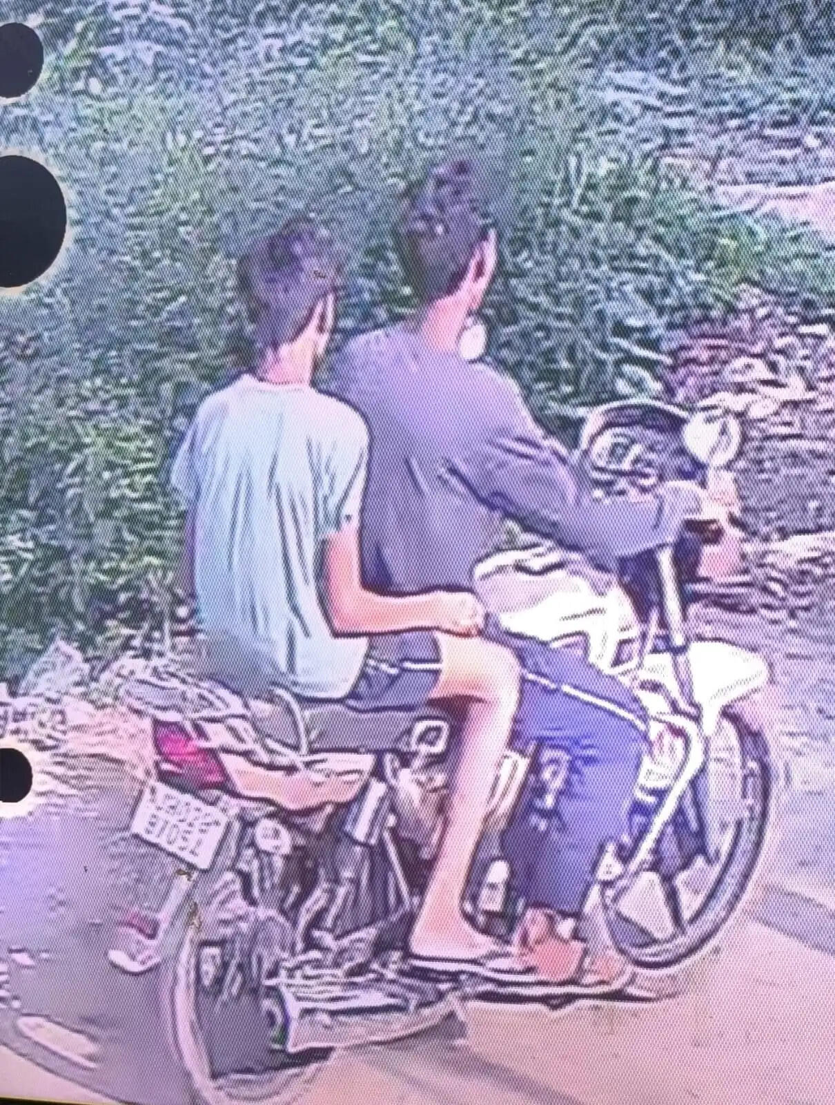 दिनदहाड़े हो रही बाइक की चोरी, सीसीटीवी कैमरे में बेखौफ दिखा चोर