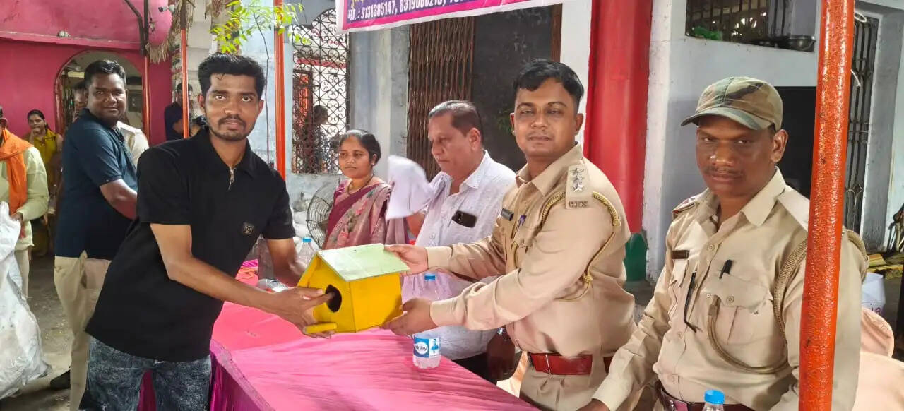 एशियन ओपन बिल स्टॉर्क संरक्षण के लिए वन विभाग की अनूठी पहल, ग्रामीणों को बांटे कृत्रिम घोंसले