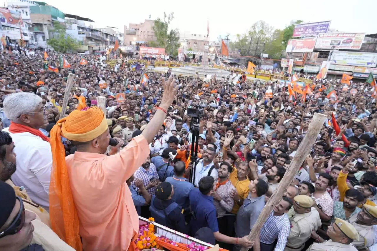 मुख्यमंत्री योगी ने केंद्रीय मंत्री व भाजपा प्रत्याशी गजेंद्र सिंह शेखावत के लिए किया डेढ़ घंटे तक रोड शो