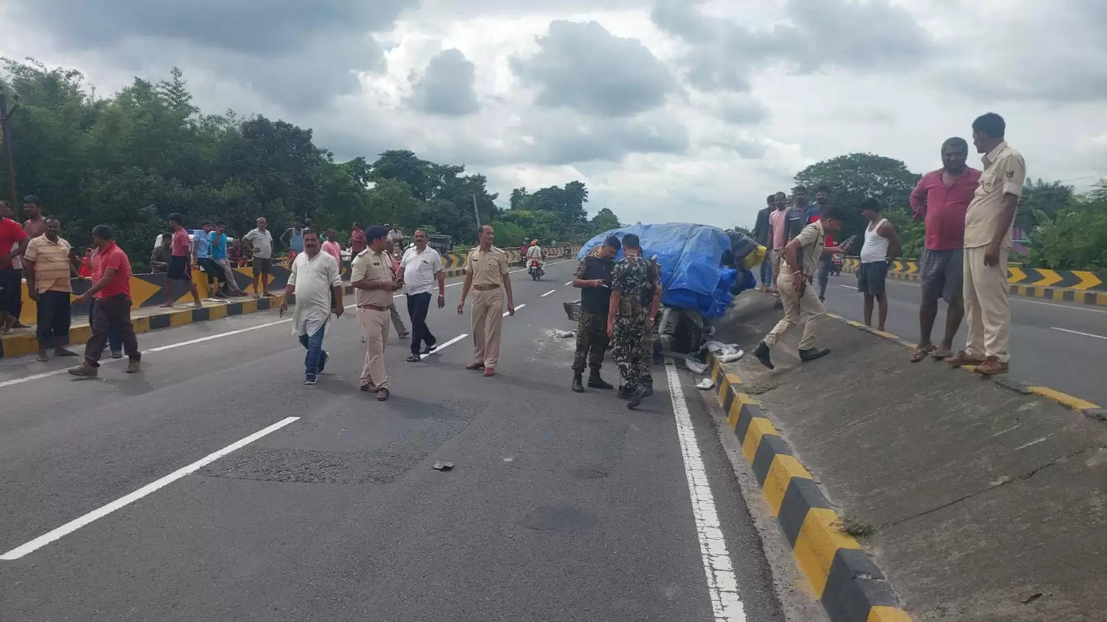 तेज अनियंत्रित कार ने जुगाड गाड़ी में मारी जोरदार टक्कर, एक की मौत,तीन घायल