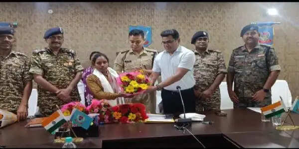 भूखी-प्यासी महिला नक्सली पहुंची एसपी के समक्ष, किया सरेंडर