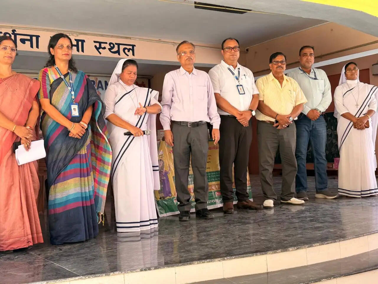 सीएस ने कृमिनाशक दवा एल्बेंडाजोल खिलाकर अभियान का शुभारंभ